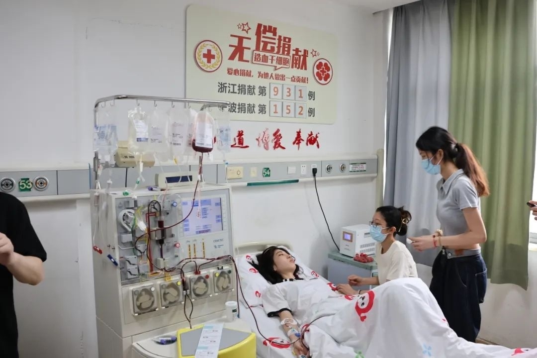 陸冰冰（右三）捐獻(xiàn)185毫升造血干細(xì)胞。受訪者供圖