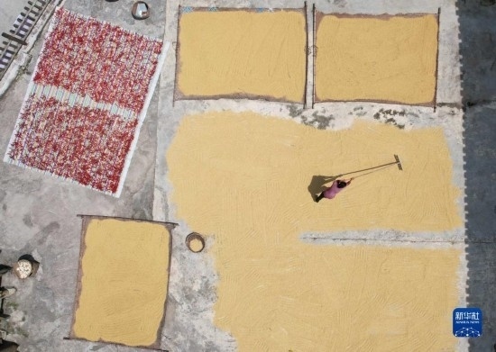 9月16日，村民在貴州省黔東南苗族侗族自治州施秉縣馬溪鄉(xiāng)王家坪村晾曬稻谷（無人機(jī)照片）。