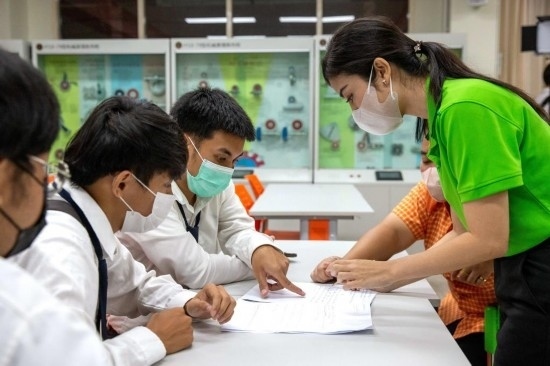 3月14日，在泰國大城府大城技術(shù)學(xué)院魯班工坊，教師（右一）給學(xué)生上課。新華社記者 王騰 攝
