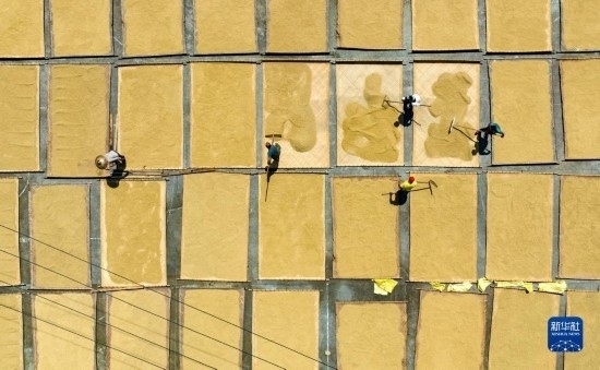 9月16日，在湖南省懷化市通道侗族自治縣萬佛山鎮(zhèn)溪上村，村民在晾曬稻谷（無人機(jī)照片）。