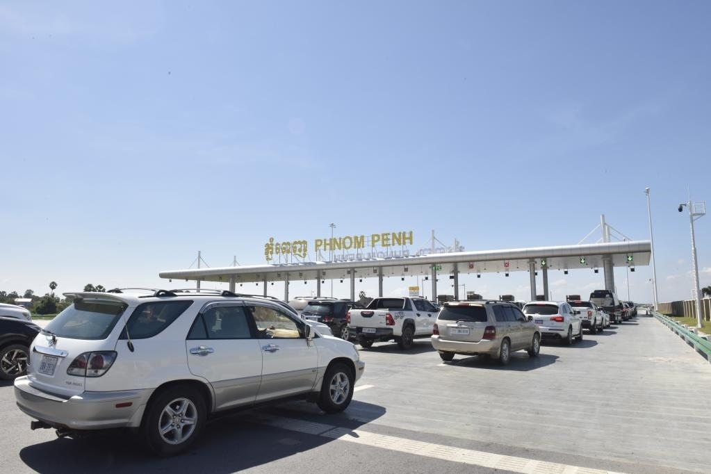 2022年11月7日，車輛在柬埔寨首都金邊的金港高速公路入口處排隊。金港高速公路連接柬埔寨首都金邊和該國最大深水海港西哈努克港。