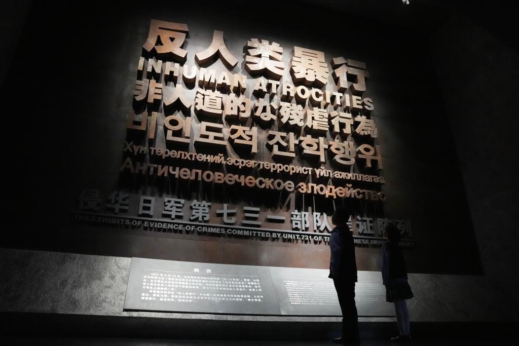 9月18日，青少年在侵華日軍第七三一部隊罪證陳列館內(nèi)參觀。新華社記者 王建威 攝