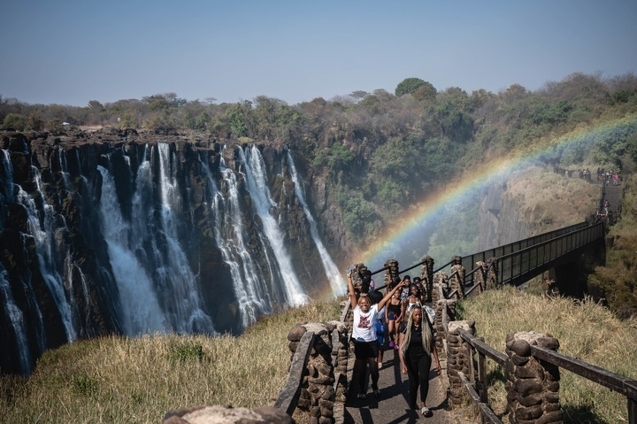 8月21日，游客在贊比亞觀賞維多利亞瀑布景色。