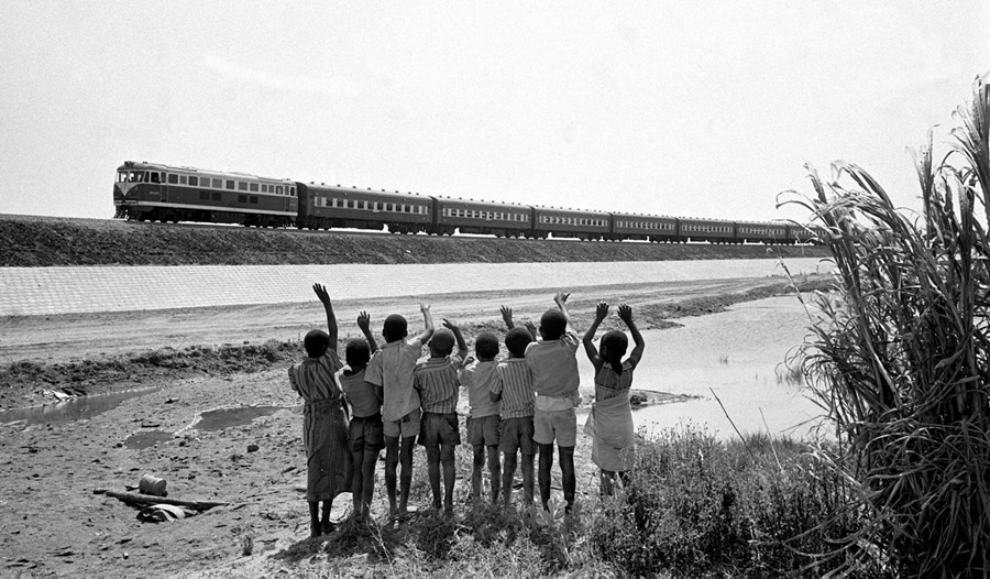 贊比亞魯西瓦西湖畔的少年兒童歡迎坦贊鐵路的列車通到他們的家鄉(xiāng)（1976年攝）。
