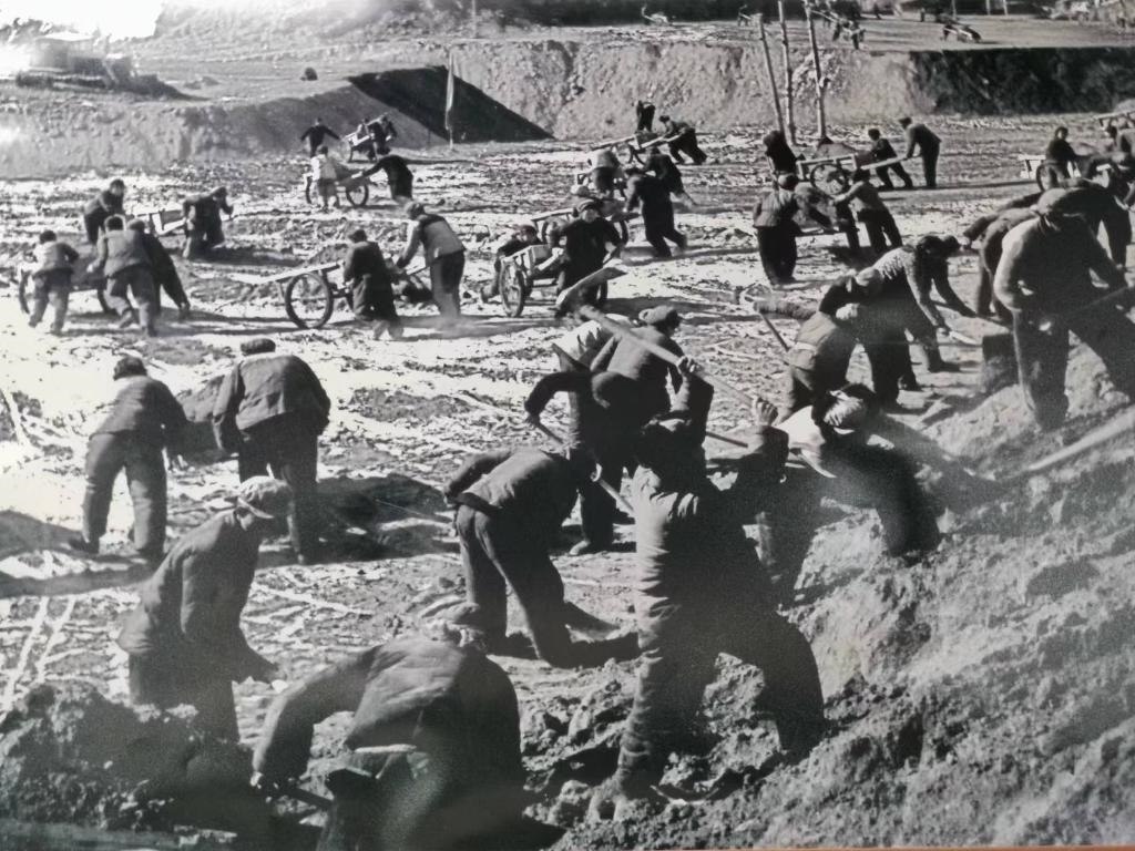 20世紀70年代，高西溝人治理水土流失場景。（資料圖片）