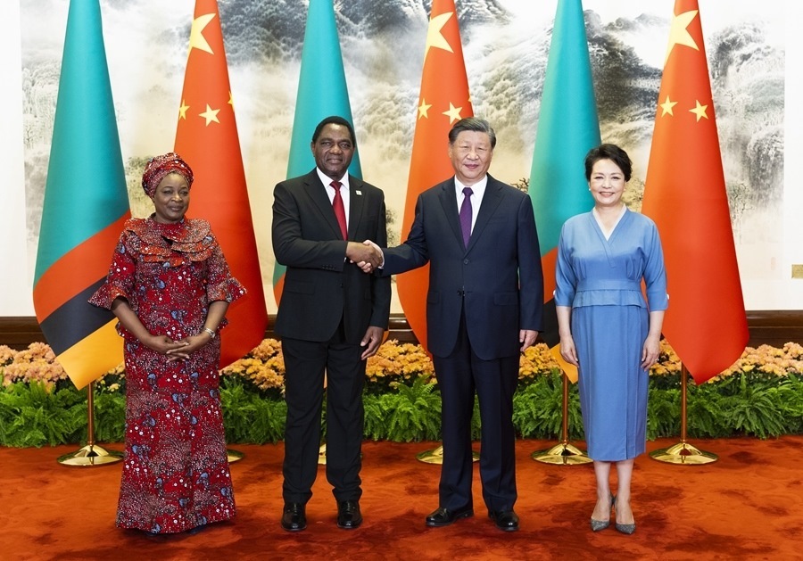 這是會(huì)談前，習(xí)近平主席和夫人彭麗媛同希奇萊馬總統(tǒng)和夫人穆廷塔合影。