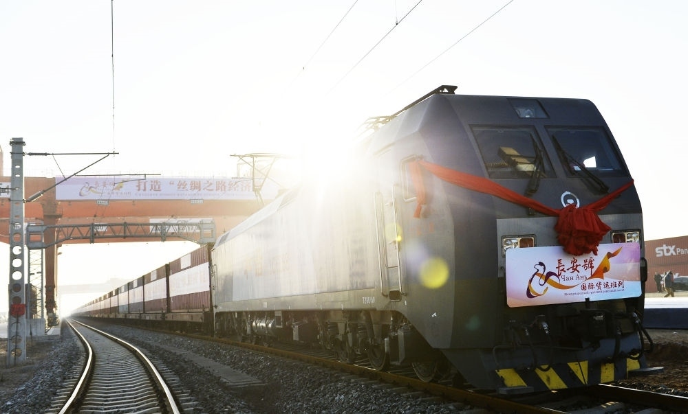 2013年11月28日，首趟由西安發(fā)往哈薩克斯坦阿拉木圖的長(zhǎng)安號(hào)國(guó)際貨運(yùn)列車等待出發(fā)。新華社記者 劉瀟 攝