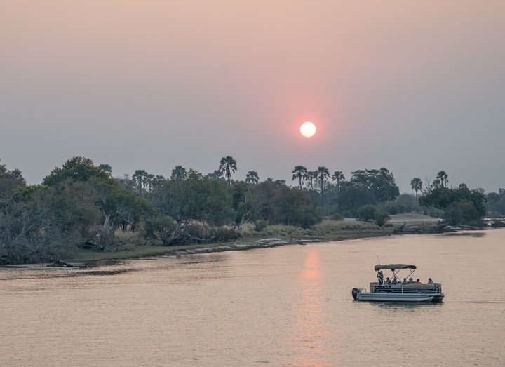 8月23日，在贊比亞拍攝的贊比西河上的游船。