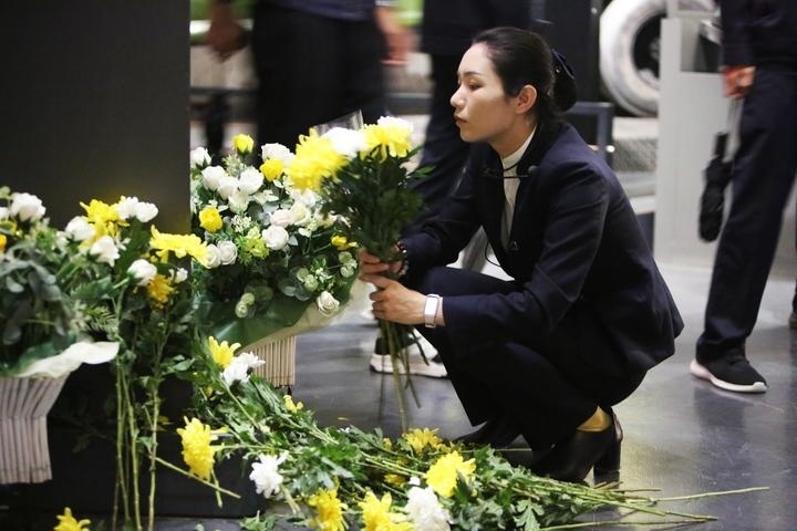 9月18日，工作人員在侵華日軍第七三一部隊罪證陳列館整理花束。新華社記者 石楓 攝