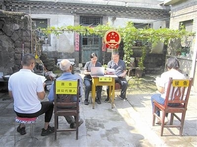 圖②：法庭在農(nóng)家小院開展巡回審判。