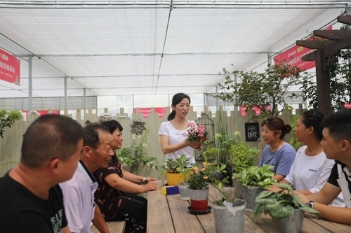 李敏向村民講授花木直播經(jīng)驗(yàn)。受訪者供圖