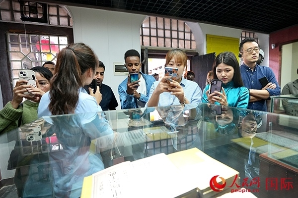 選手們認真聆聽導(dǎo)游講解。人民網(wǎng) 盧鵬宇攝