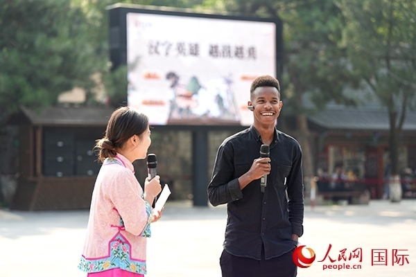 選手王安（乍得）挑戰(zhàn)“漢字英雄·越戰(zhàn)越勇”游戲。人民網(wǎng) 盧鵬宇攝