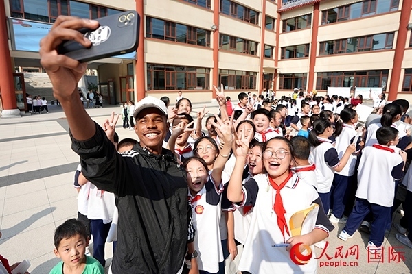 選手和學(xué)生們合影。人民網(wǎng) 盧鵬宇攝