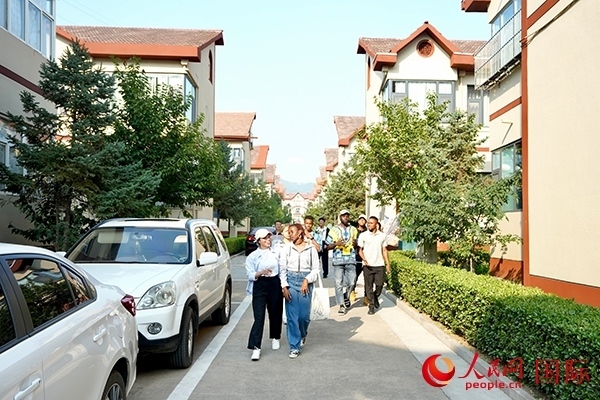 選手們?cè)诨食谴鍏⒂^。人民網(wǎng) 盧鵬宇攝