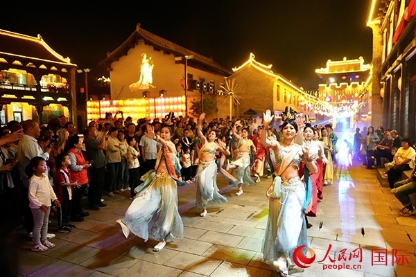 古城巡游隊伍。人民網(wǎng) 盧鵬宇攝