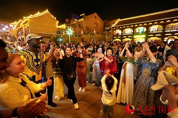 選手們和演員們一起舞蹈。人民網(wǎng) 盧鵬宇攝