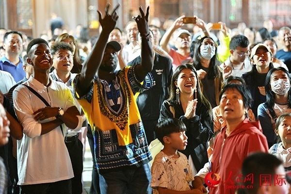 選手體驗古城巡游。人民網(wǎng) 盧鵬宇攝