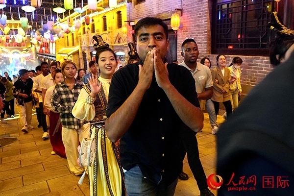 選手體驗古城巡游。人民網(wǎng) 盧鵬宇攝