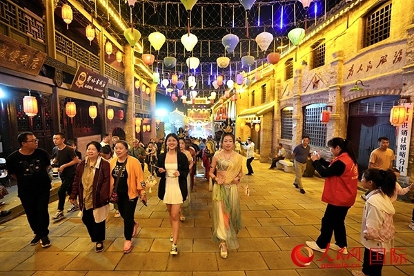 選手體驗古城巡游。人民網(wǎng) 盧鵬宇攝