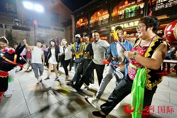 選手們和演員們一起載歌載舞。人民網(wǎng) 盧鵬宇攝