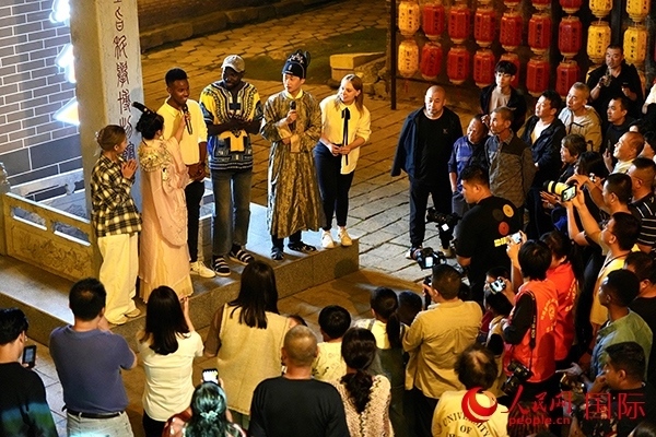 選手們一起演唱《大中國》。人民網(wǎng) 盧鵬宇攝