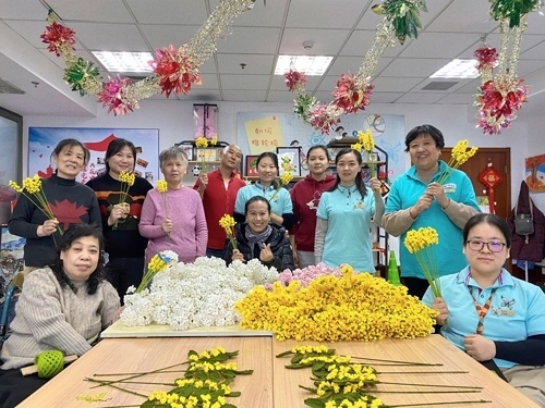 唐占鑫帶領(lǐng)團(tuán)隊(duì)為2022年北京冬奧會(huì)和冬殘奧會(huì)制作頒獎(jiǎng)花束。受訪者供圖