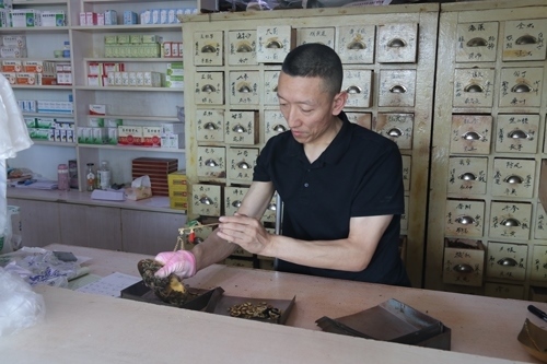 馬啟紅為病患精心配藥。受訪者供圖