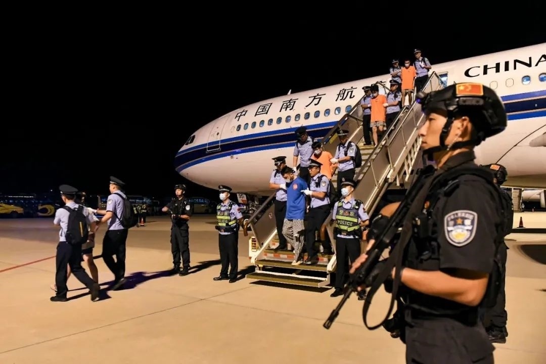 153名實(shí)施跨境裸聊敲詐的犯罪嫌疑人從印度尼西亞被押解回國。公安部供圖