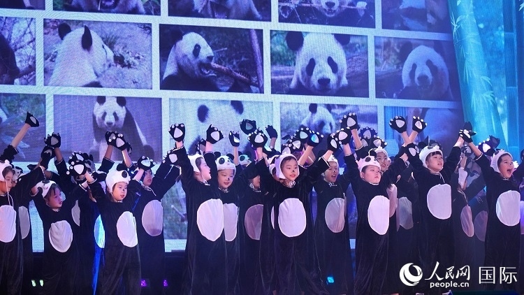 小演員們上演《歡樂(lè)功夫熊貓》。人民網(wǎng) 蔣曉辰攝