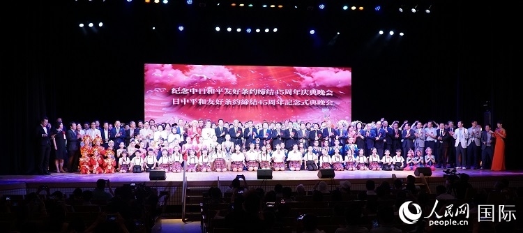 出席晚會(huì)的嘉賓與演員合影留念。人民網(wǎng) 蔣曉辰攝