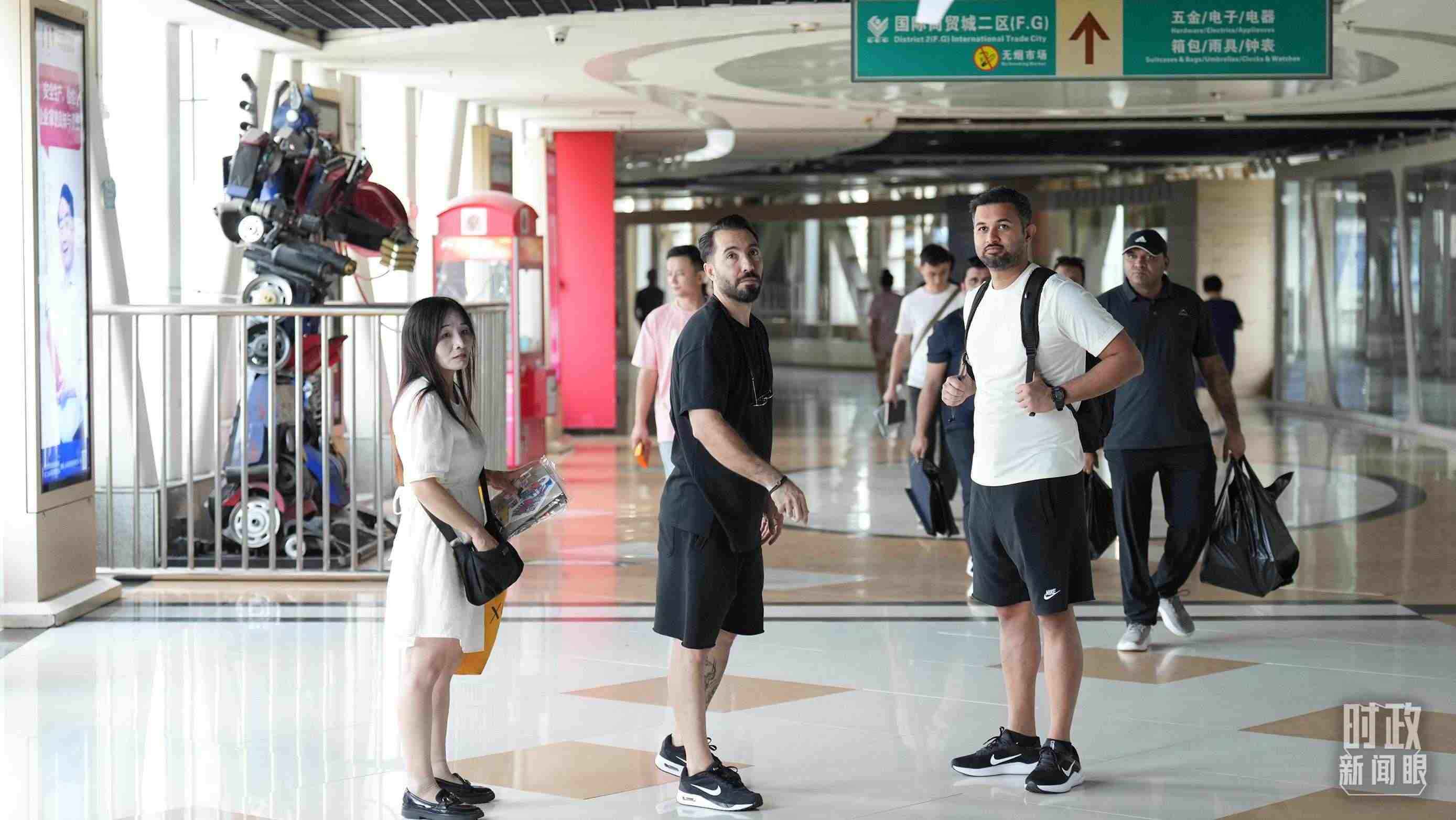 △義烏國際商貿(mào)城內(nèi)，來自世界各地的外商。（總臺國廣記者李晉拍攝）