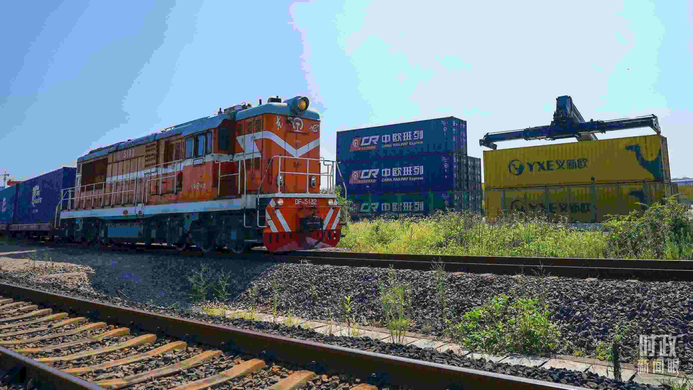 △“義新歐”先后開通了18條點(diǎn)對點(diǎn)的班列主線，業(yè)務(wù)范圍輻射50多個(gè)國家和160多個(gè)城市。（總臺國廣記者李晉拍攝）