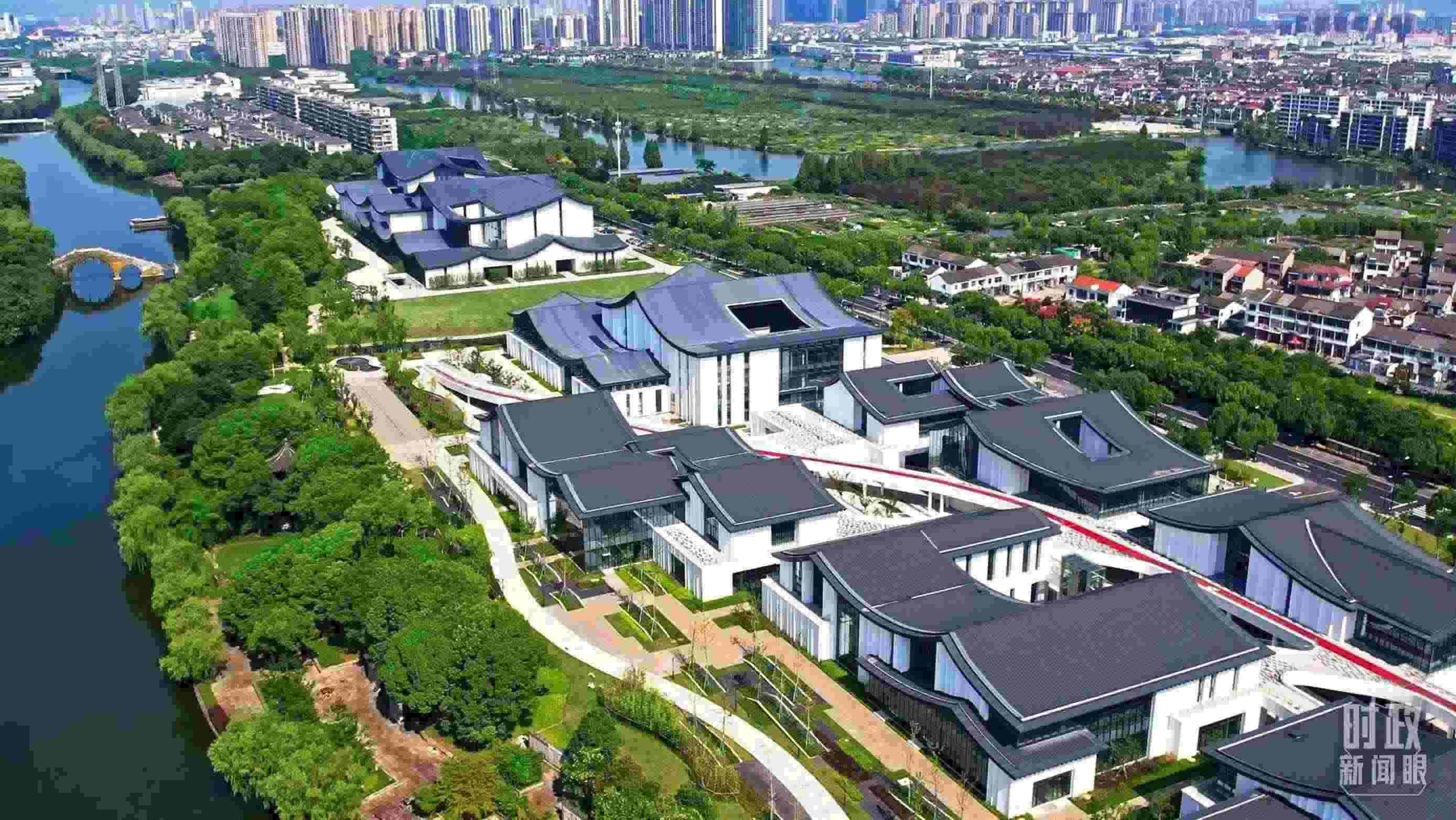 △臨河而建的浙東運(yùn)河文化園。（總臺央視記者范凱拍攝）