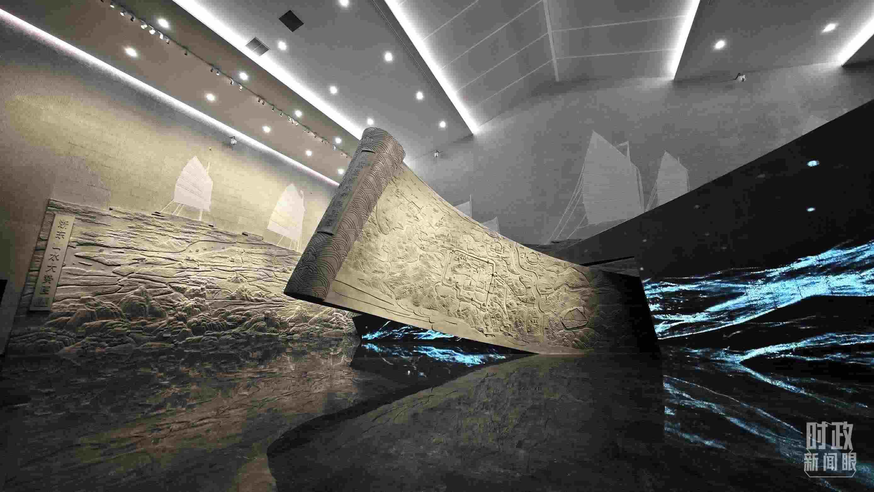 △博物館內(nèi)的《浙東運(yùn)河水利形勝圖》《浙東山水大勢圖》浮雕。（總臺央視記者彭漢明拍攝）