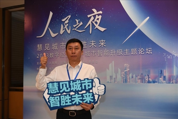 9月20日，來賓在“人民之夜”交流活動“打卡”留念。人民網(wǎng)記者 翁奇羽攝