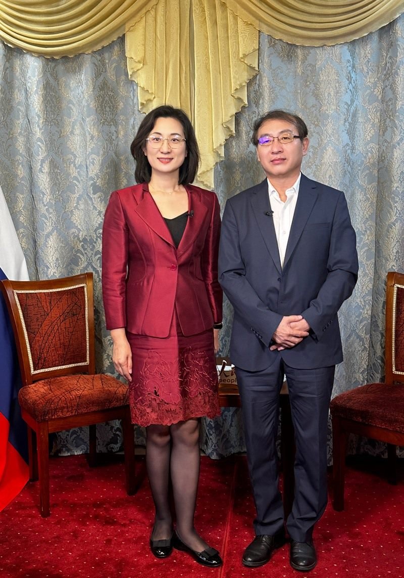 人民網(wǎng)黨委委員、副總編輯孫海峰（左一）專訪崔少純總領(lǐng)事。人民網(wǎng)記者 馬天翼攝