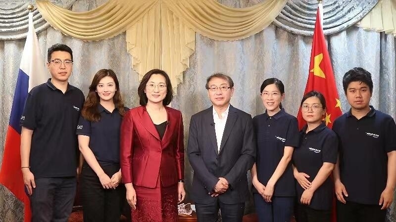 中國駐葉卡捷琳堡總領(lǐng)事崔少純與人民網(wǎng)采訪組合影。