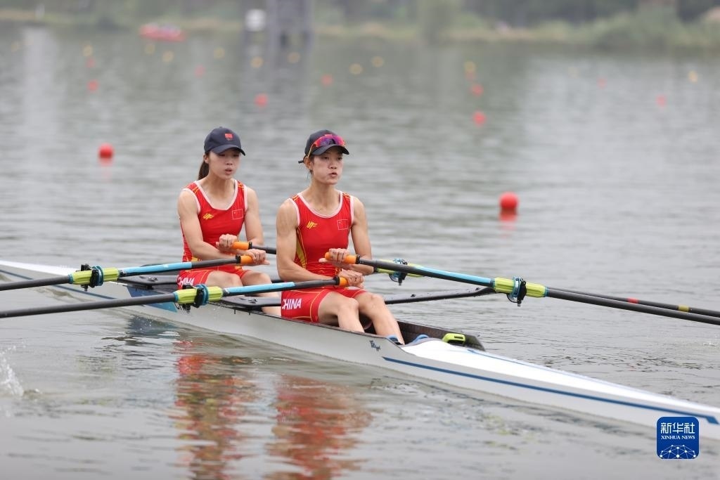 9月24日，鄒佳琪（左）/邱秀萍在決賽中。新華社記者 賈浩成 攝