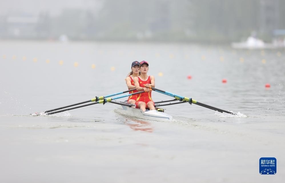 9月24日，鄒佳琪（左）/邱秀萍在決賽中。新華社記者 賈浩成 攝