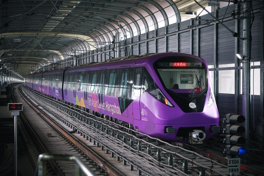 從杭州火車西站出發(fā)，地鐵19號線貫穿杭州火車東站、杭州蕭山機(jī)場，“亞運號”地鐵專列運行在這條線路上。