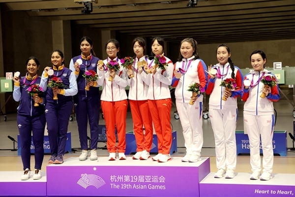 9月24日，杭州亞運(yùn)會射擊女子10米氣步槍團(tuán)體賽頒獎儀式。人民網(wǎng)記者 胡雪蓉?cái)z