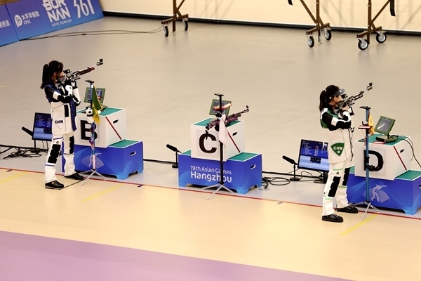 黃雨婷(左)、韓佳予在女子10米氣步槍個(gè)人賽比賽中。人民網(wǎng)記者 胡雪蓉?cái)z