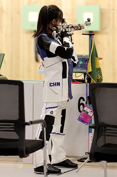 9月24日，黃雨婷在女子10米氣步槍團(tuán)體賽比賽中。人民網(wǎng)記者 胡雪蓉?cái)z