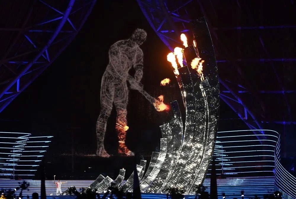 △“數(shù)字火炬手”點燃象征亞洲大團結(jié)的亞運之火。