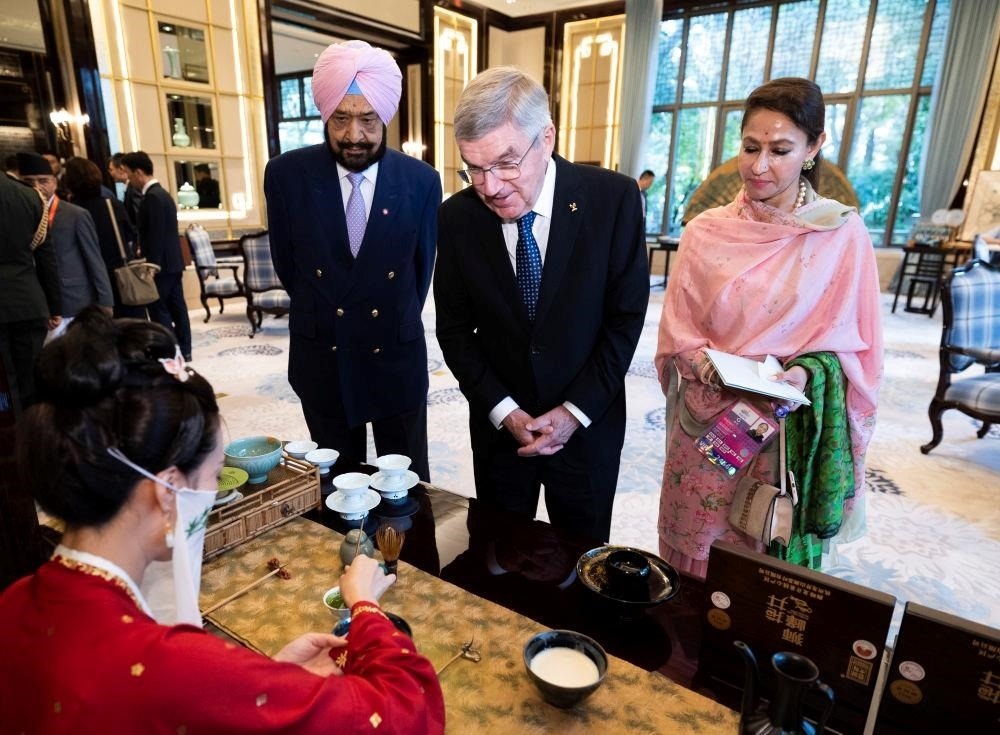 △歡迎宴會前，亞奧理事會代理主席辛格和夫人維尼塔、國際奧委會主席巴赫欣賞非遺展示。