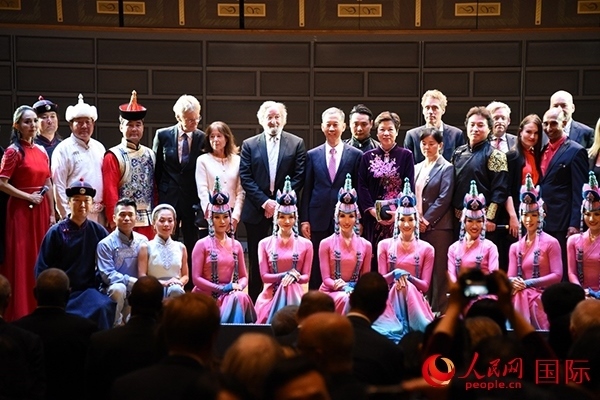 中國駐瑞典大使崔愛民夫婦與演職人員及部分來賓合影留念。人民網(wǎng)記者 殷淼攝