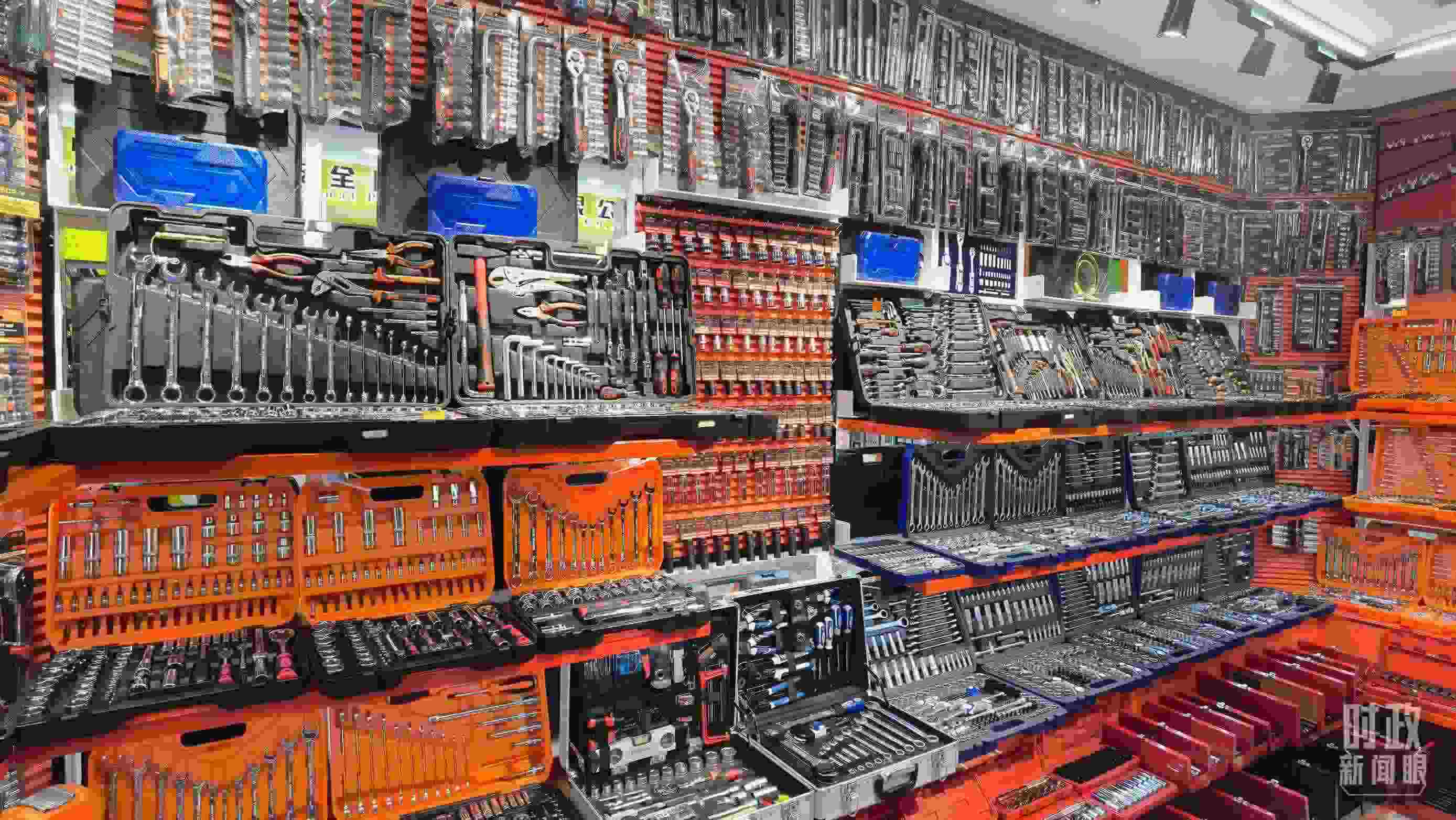 △義烏國際商貿(mào)城內(nèi)的一家五金店，貨品豐富。（總臺央視記者石丞拍攝）