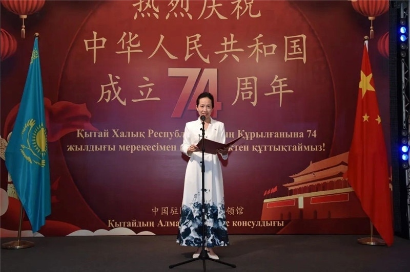 圖為蔣薇總領(lǐng)事致辭。駐阿拉木圖總領(lǐng)館供圖