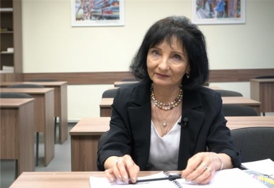 阿拉在白大孔院接受記者采訪。人民網(wǎng)記者 皇甫萬里攝